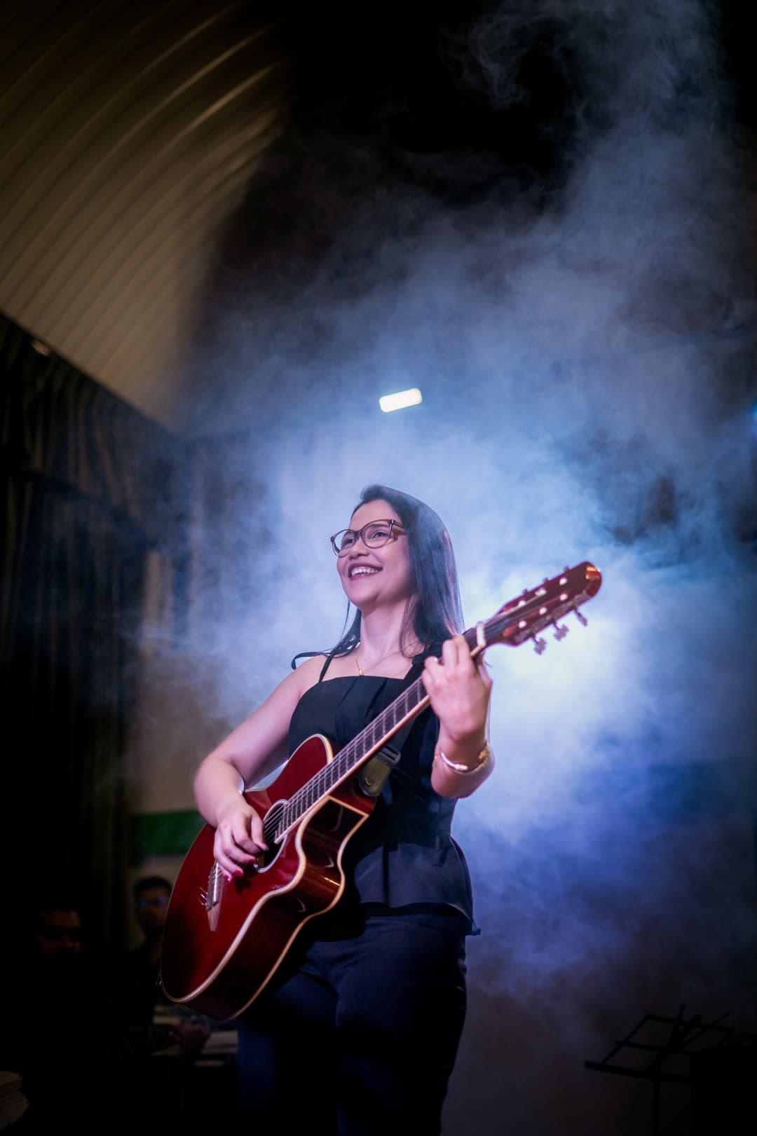 Thays Oliveira com seu violão